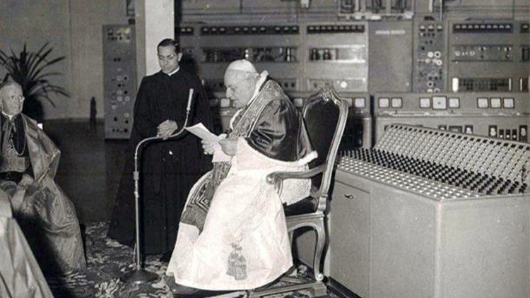 Image historique de la radio vatican - TOURS PRIVÉS en ITALIE