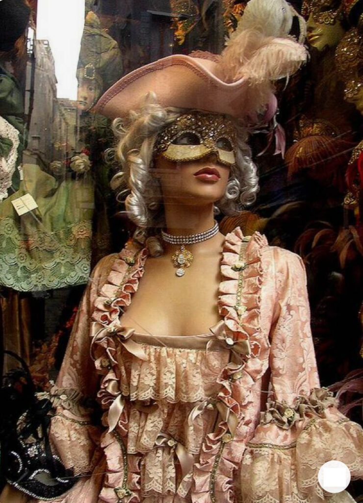 Femme vénitienne dans une robe de carnaval