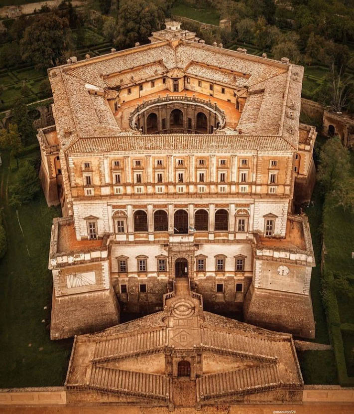 Palazzo Farnese - VT Lazio - Private tour with driver guide in Italy