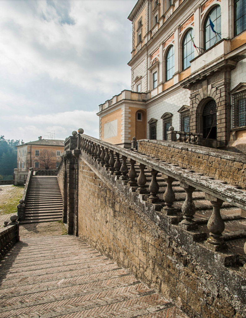 Вход на виллу Фарнезе - дворец эпохи Возрождения - Капрарола