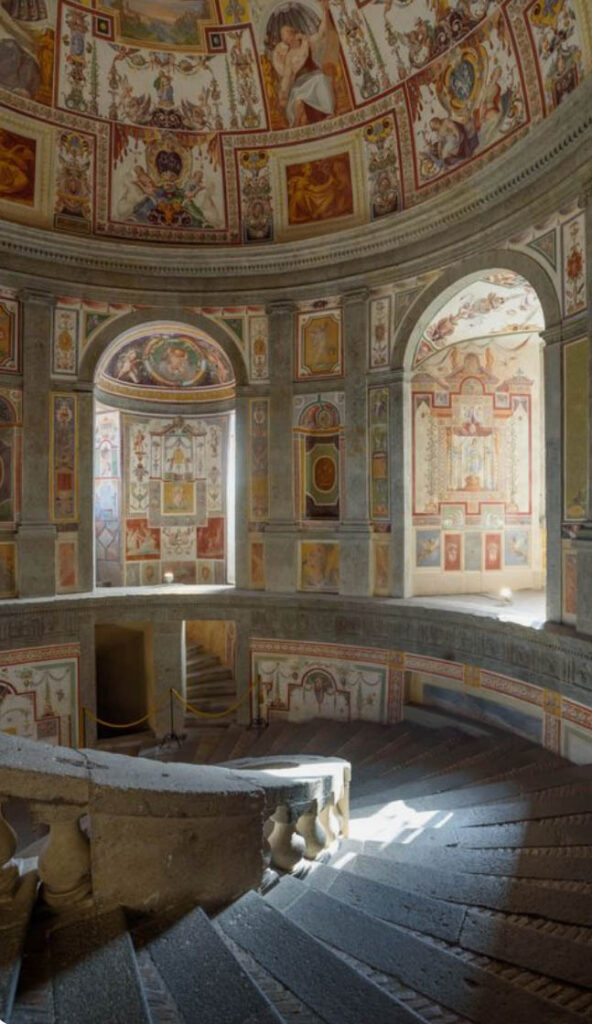 Навито стълбище в Палацо Фарнесе - Капрарола - Екскурзии в Италия