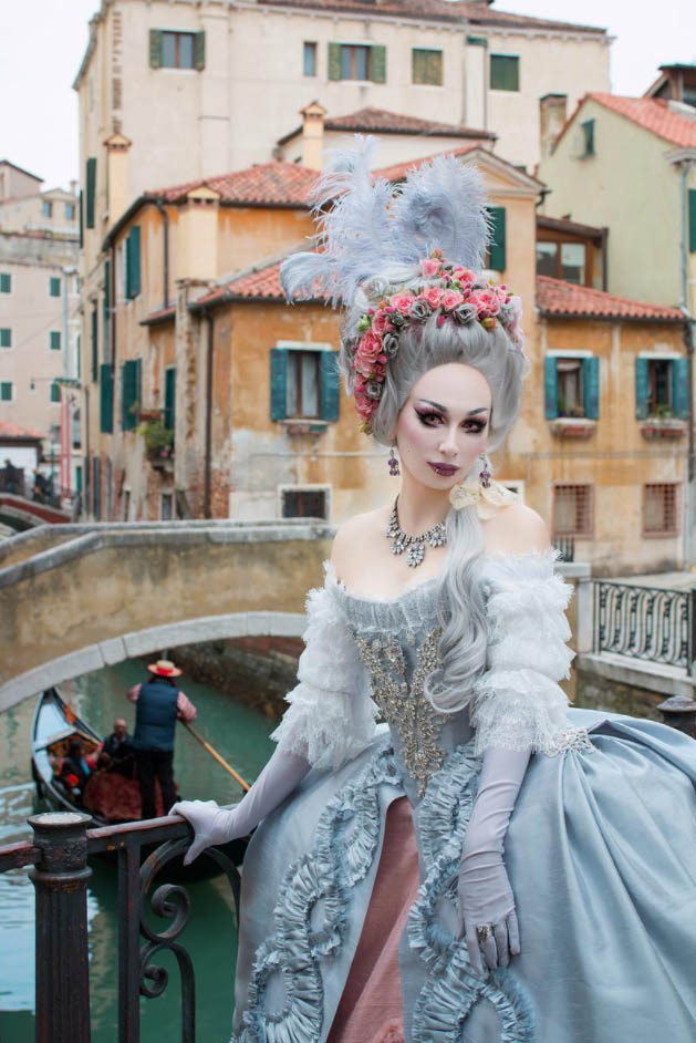 Русата Мария-Антоанета - перука в стил рококо с цветя - 18 век - Венеция