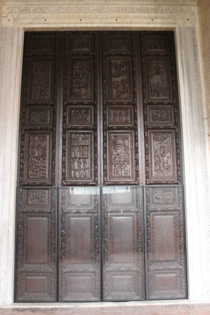 Двери Санта Сабина - Порта Линеа